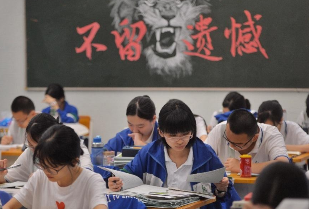 回顾少年偷走高考试卷记熟答案去考试他最后考了多少分