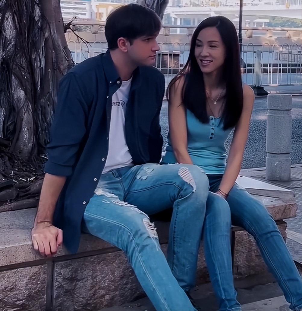 他先是和饶敏互相进行了一个简短的自我介绍,然后就询问起了饶敏今天