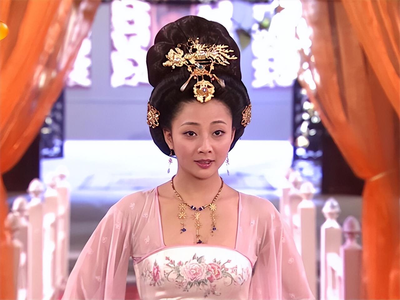 回顾杨玉环被召去伺候父皇唐玄宗,回答是:父皇既已有命,岂能违背