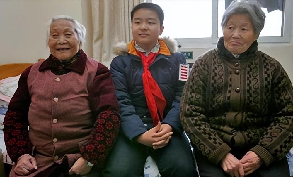 回顾肩挑五道杠因一脸官相照片走红的小学生后来怎样了