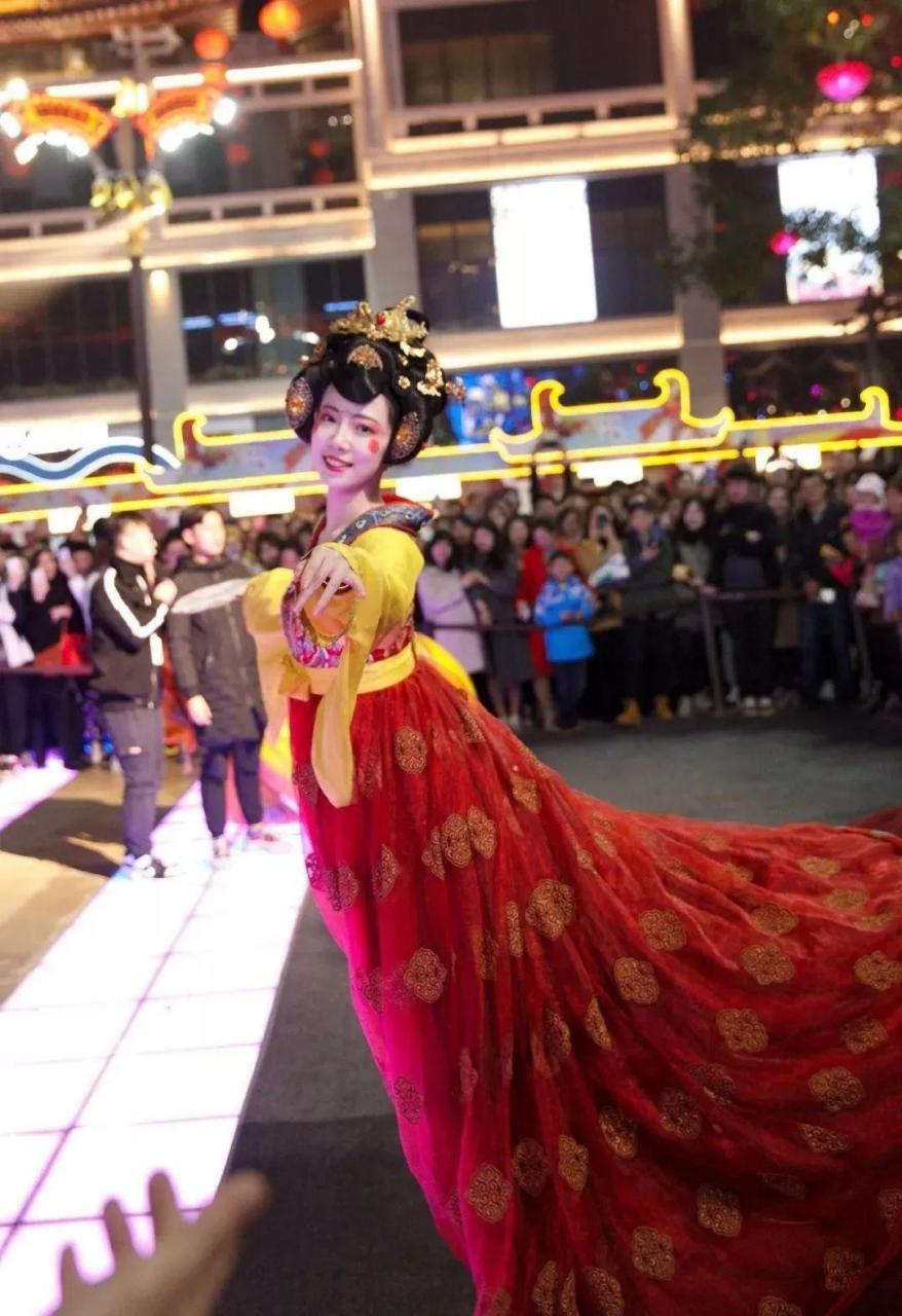 皮卡晨,一位在西安大唐不夜城以不倒翁舞走红的90后女孩,凭借专业素养