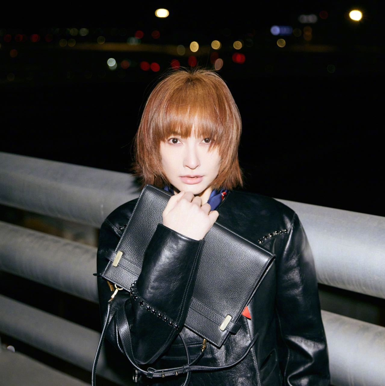 吴昕,米兰时装周街拍,黑色皮衣搭配白色短裤,蓝色棒球帽让人眼前一亮