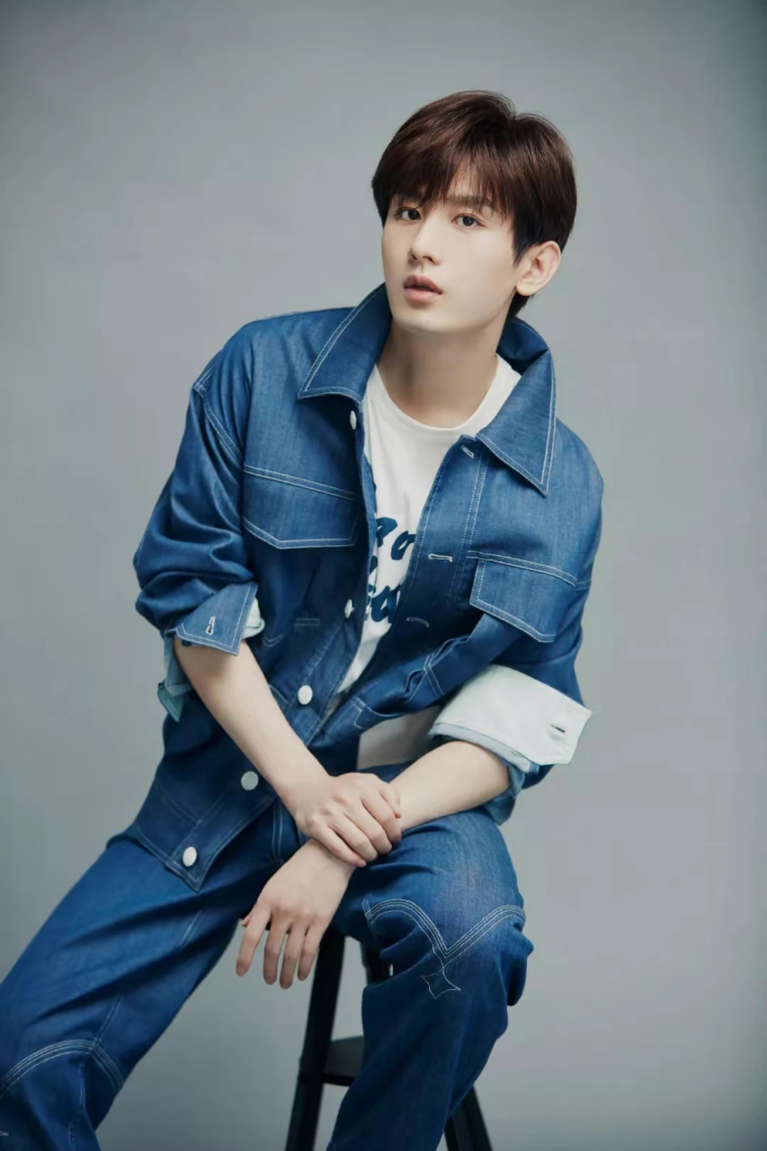 成毅写真,这一身牛仔套装太帅了 #2月图文动态激励计划