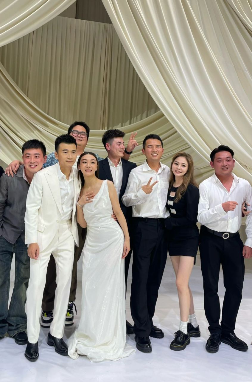 与王嘉尔同框瞬间,揭秘明星婚礼上的真实魅力   "星光璀璨,人生如梦