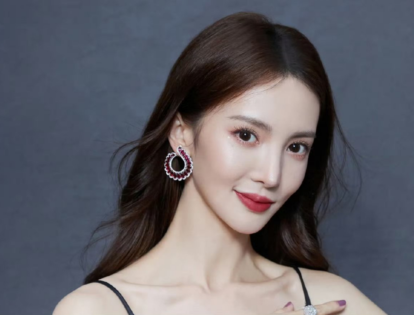 金晨向白敬亭道歉# 金晨在直播中澄清,"我事先知道他来不了" ,涤鞍