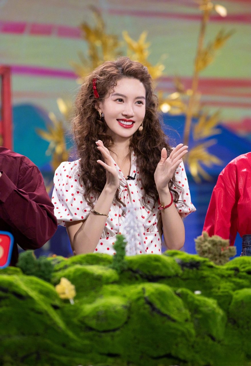 羊毛卷发型77红色蝴蝶结发卡更加吸精,年代氛围感