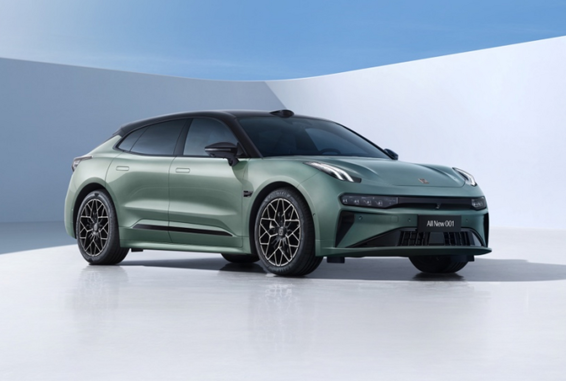 周冠宇担任全新极氪001首席操控官.