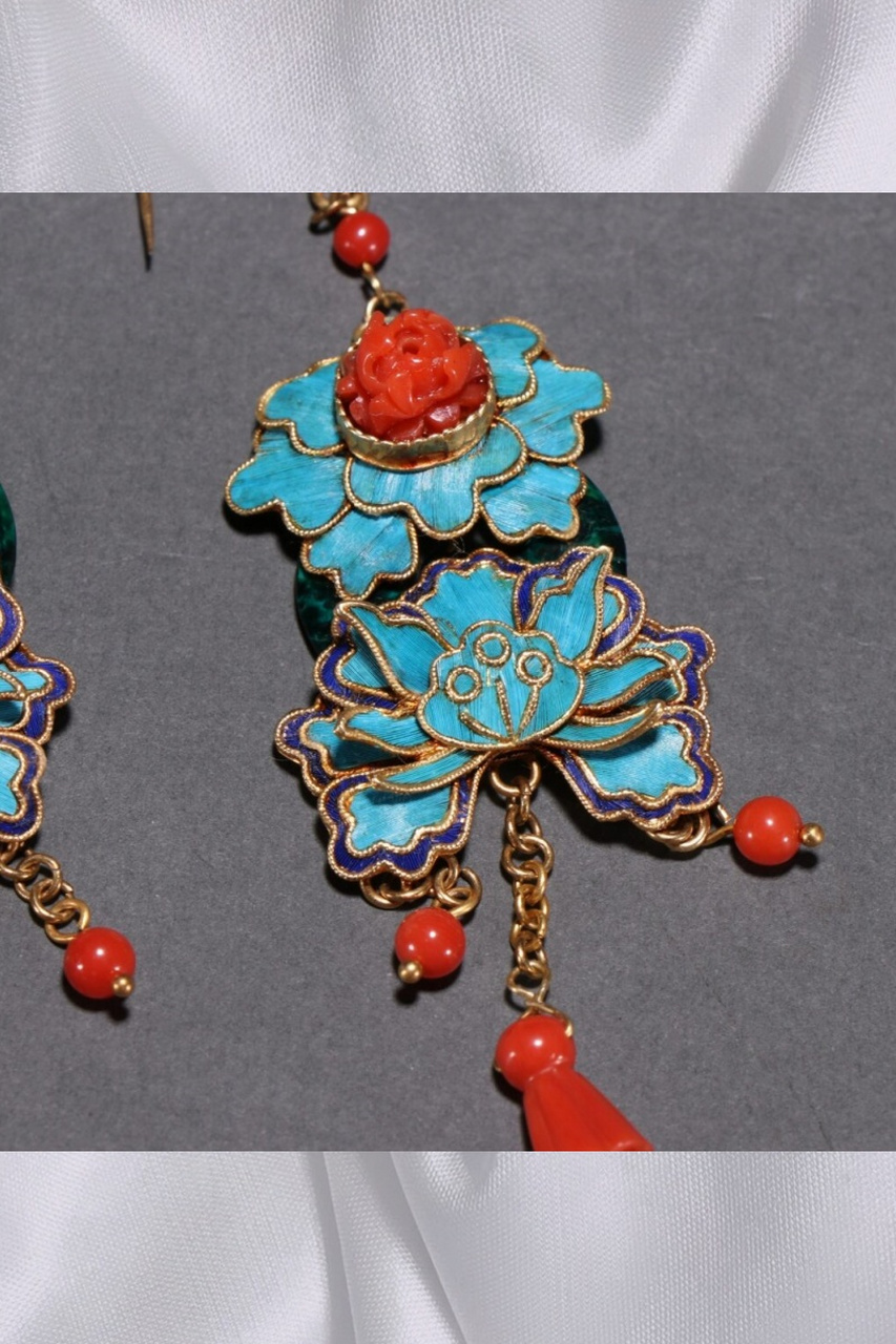 银鎏金点翠花卉纹耳坠  96 这款耳坠以银鎏金为主材质,其上点缀着