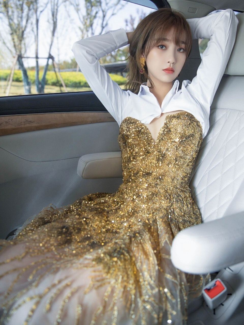 虞书欣穿金色亮片裙很美  我在网上看到了虞书欣的一组照片,她身穿