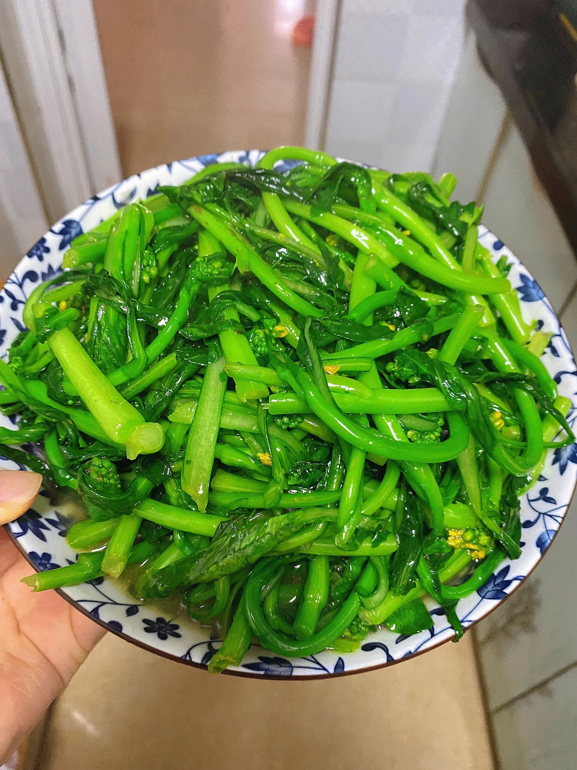 春节大鱼大肉吃多了今天一早我选择了一碗白粥和一碟青菜作为早餐