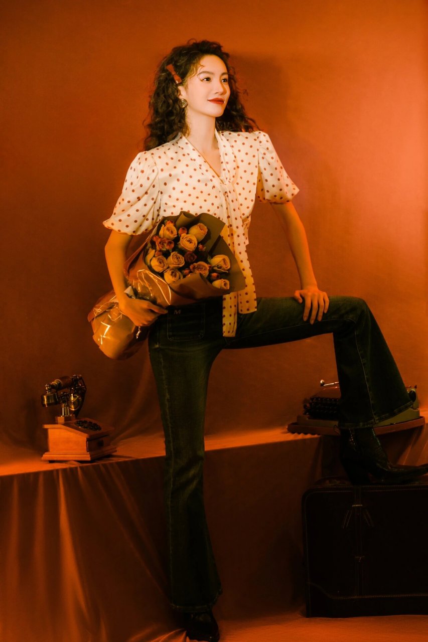 红气养人,金晨这条复古喇叭牛仔裤真好看  我是金晨的粉丝,看到她和