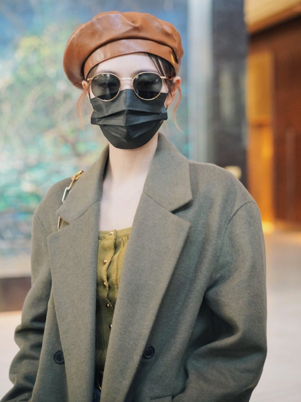 许佳琪私服,眼镜和贝雷帽超复古  我一直都很欣赏许佳琪的时尚品味,她