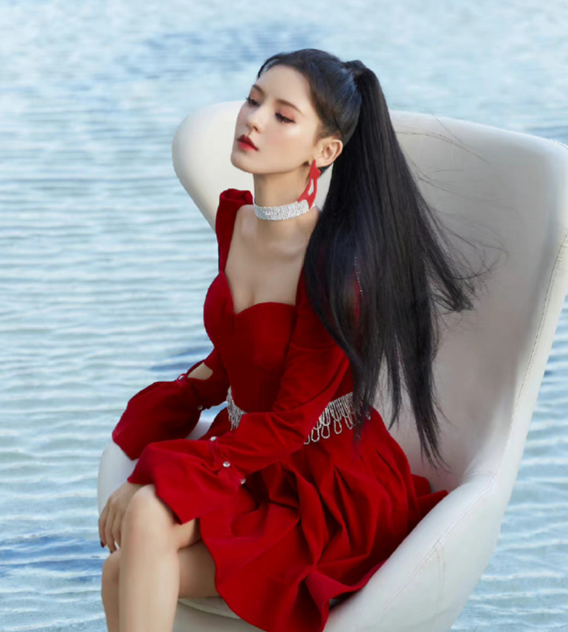 穿红色裙子的张予曦,也可以很霸气!