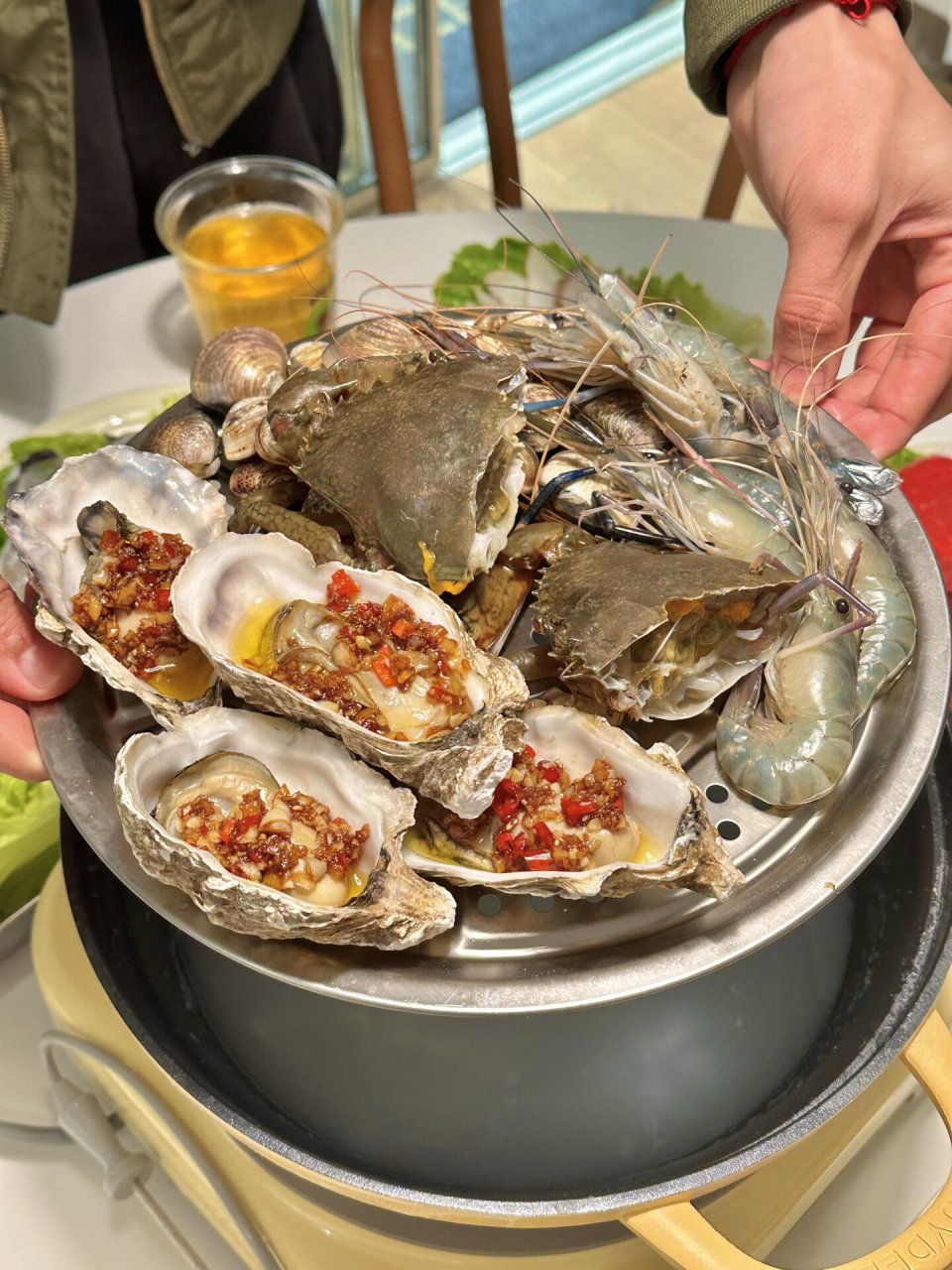 给女友做饭 | 自制蒸汽海鲜火锅❗  今天和女友一起在家尝试了自制