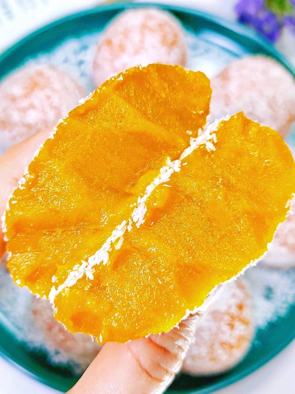 椰蓉南瓜糯米糍 不用烤箱的小甜品叫做椰蓉南瓜糯米糍,口感软糯香甜