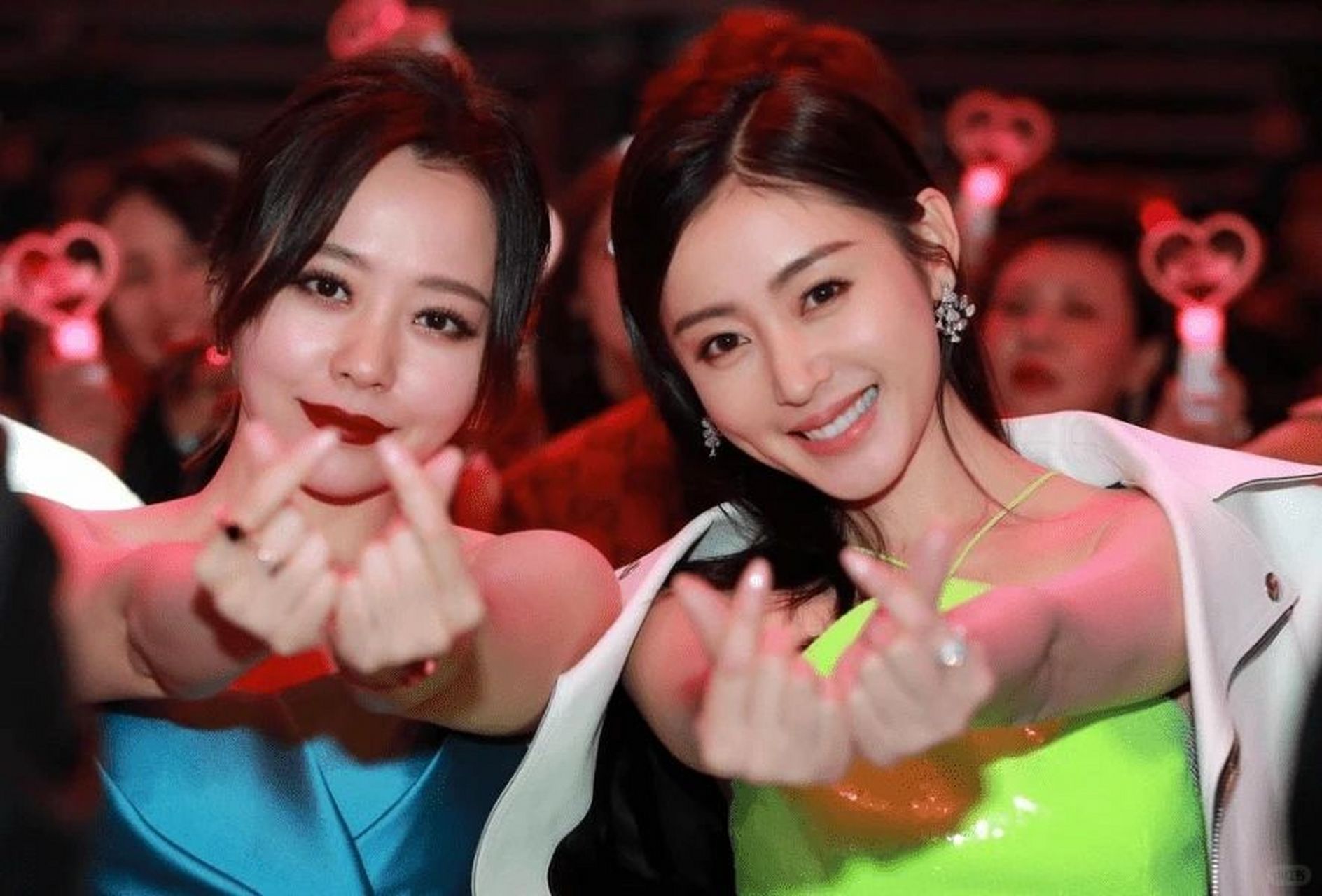 张天爱和张靓颖这对闺蜜居然用"体重"来互相问候.