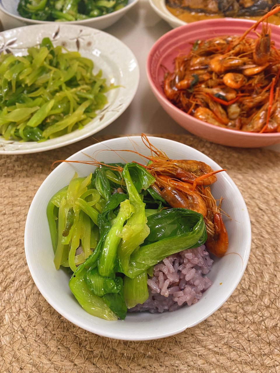 紫菜蛋汤,炒青菜,青椒莴笋丝,红烧鲫鱼,油焖河虾,紫米饭.