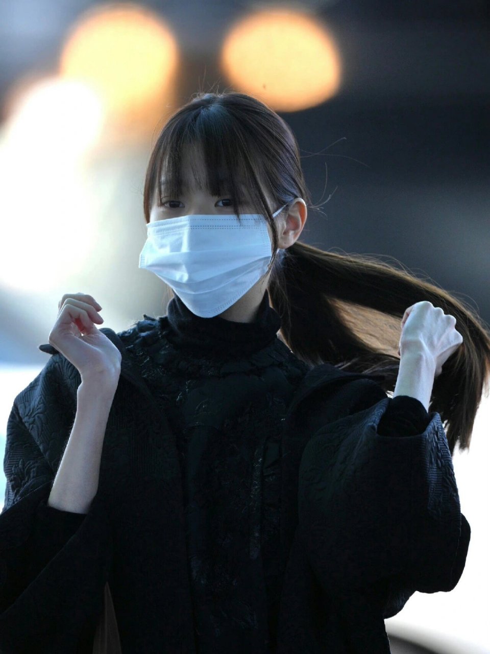 英机场穿搭,素素的脸还是好美  张元英是一位备受关注的韩国女艺人,她