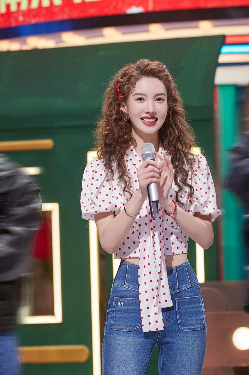 羊毛卷发型77红色蝴蝶结发卡更加吸精,年代氛围感