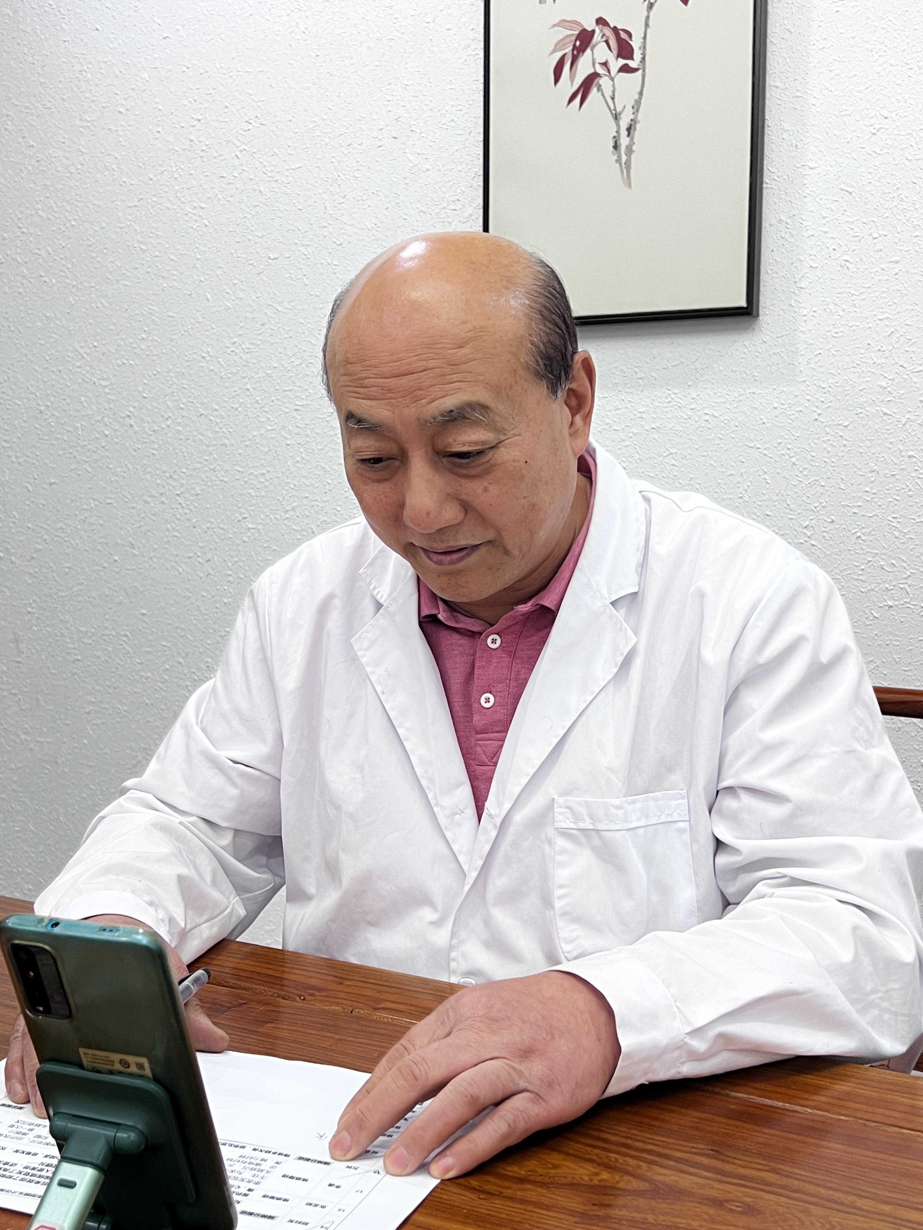 记得是两年前的年底,有一个妈妈带着19岁孩子专门从