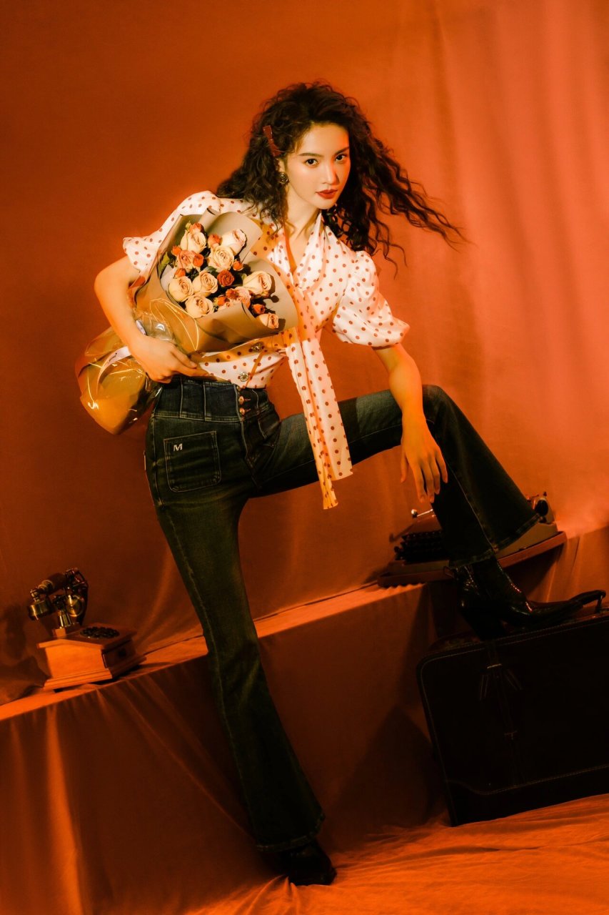 红气养人,金晨这条复古喇叭牛仔裤真好看  我是金晨的粉丝,看到她和