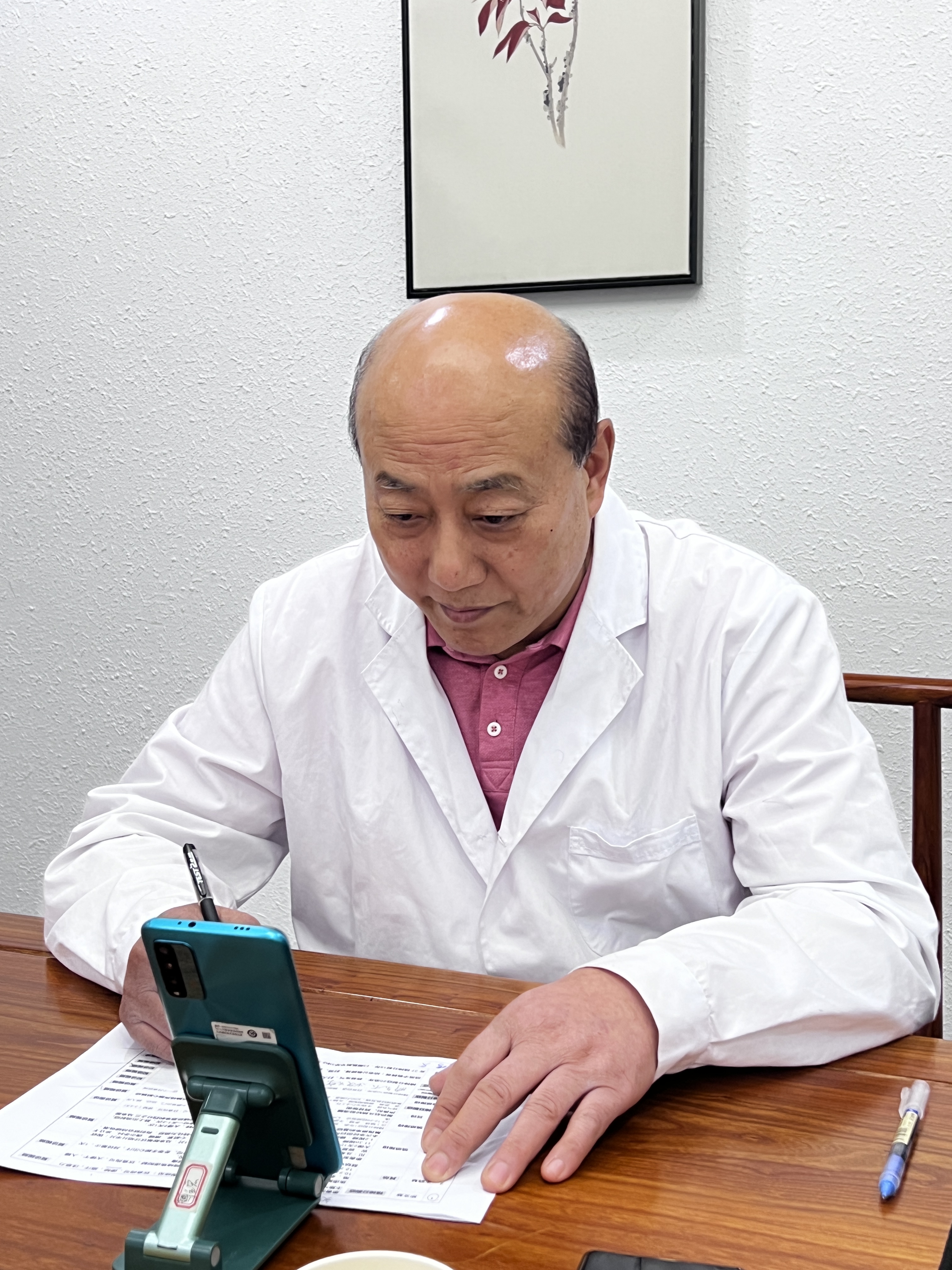 记得是两年前的年底,有一个妈妈带着19岁孩子专门从