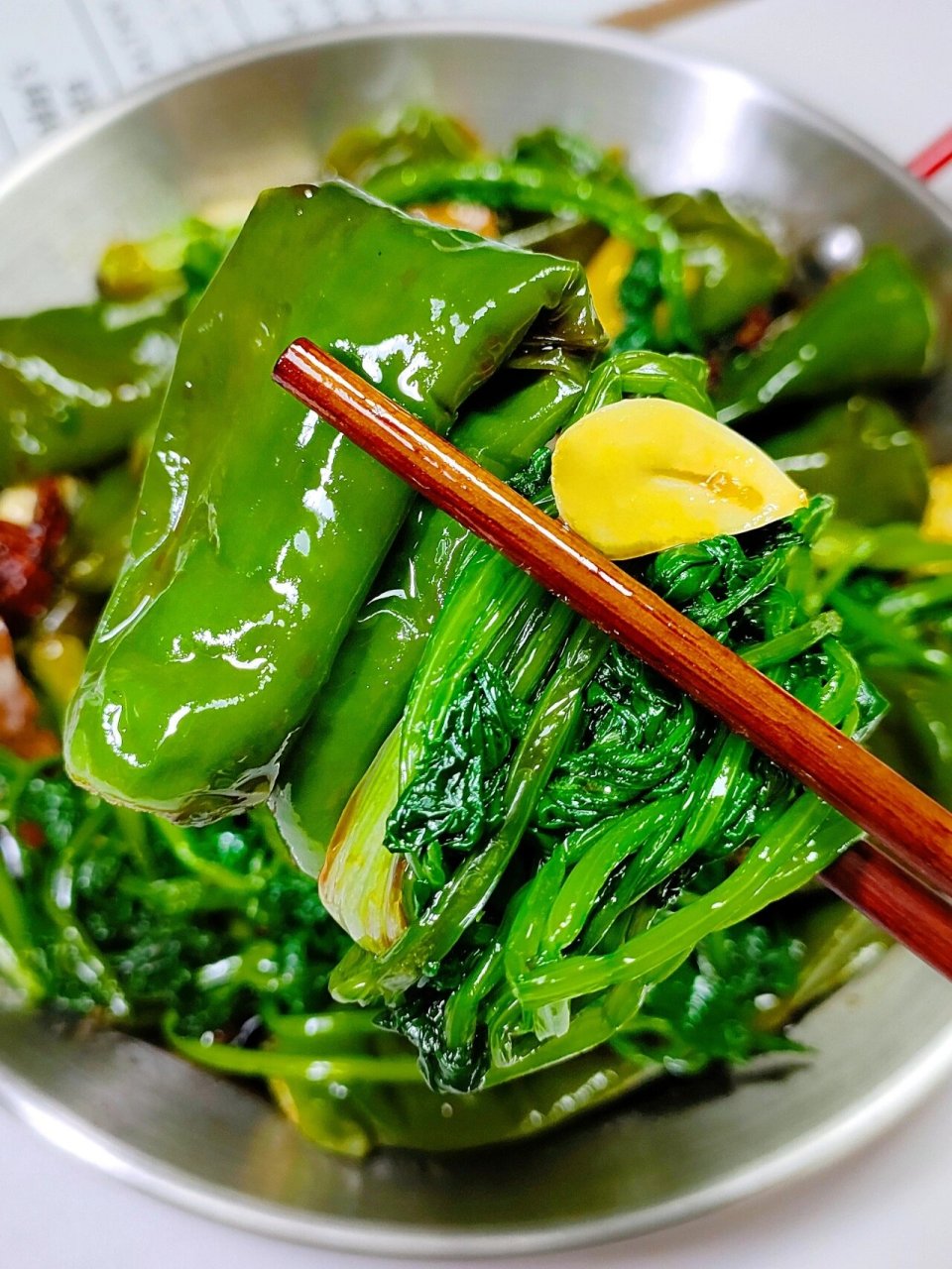 超简单的酱辣椒香菜 分享一道超入味的酱香菜,密封在保鲜盒放冰箱冷藏