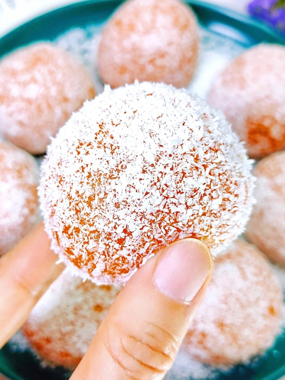 椰蓉南瓜糯米糍 不用烤箱的小甜品叫做椰蓉南瓜糯米糍,口感软糯香甜