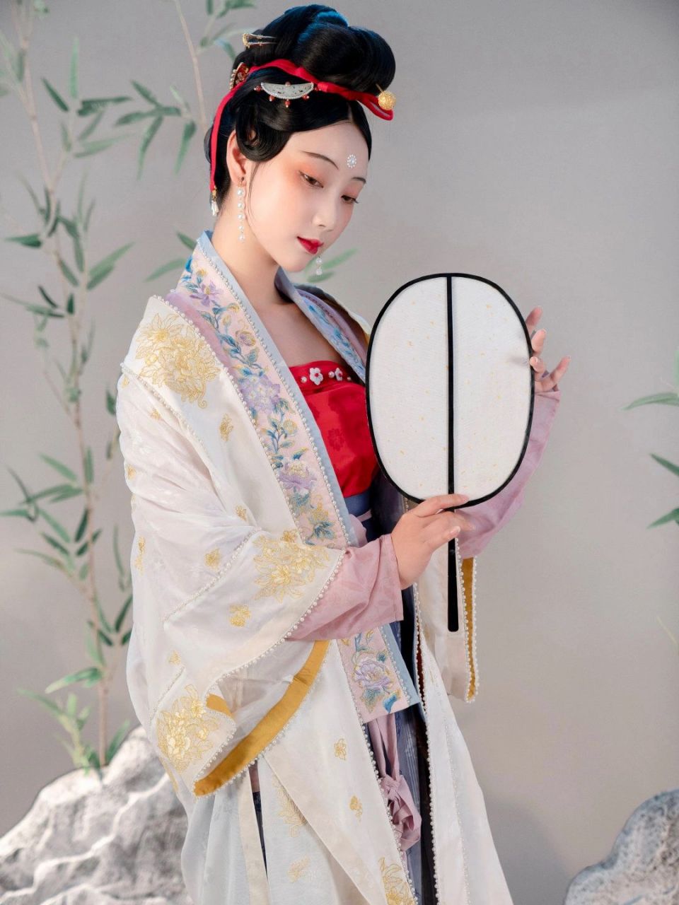 而今年的春晚舞台上,李沁以瞳莞汉服品牌打造的"点绛唇"造型华丽登场