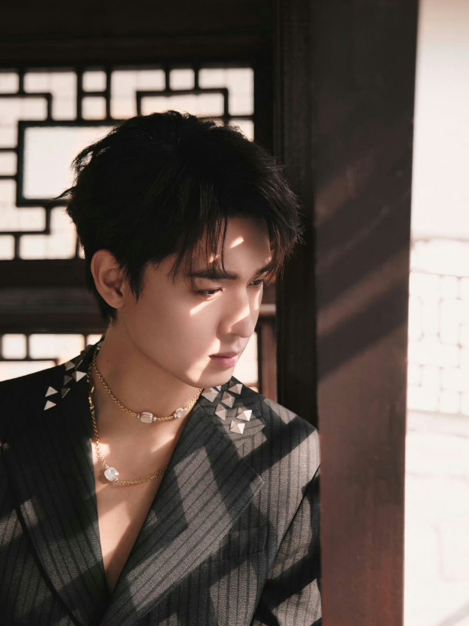 秦霄贤这么正经还有点帅