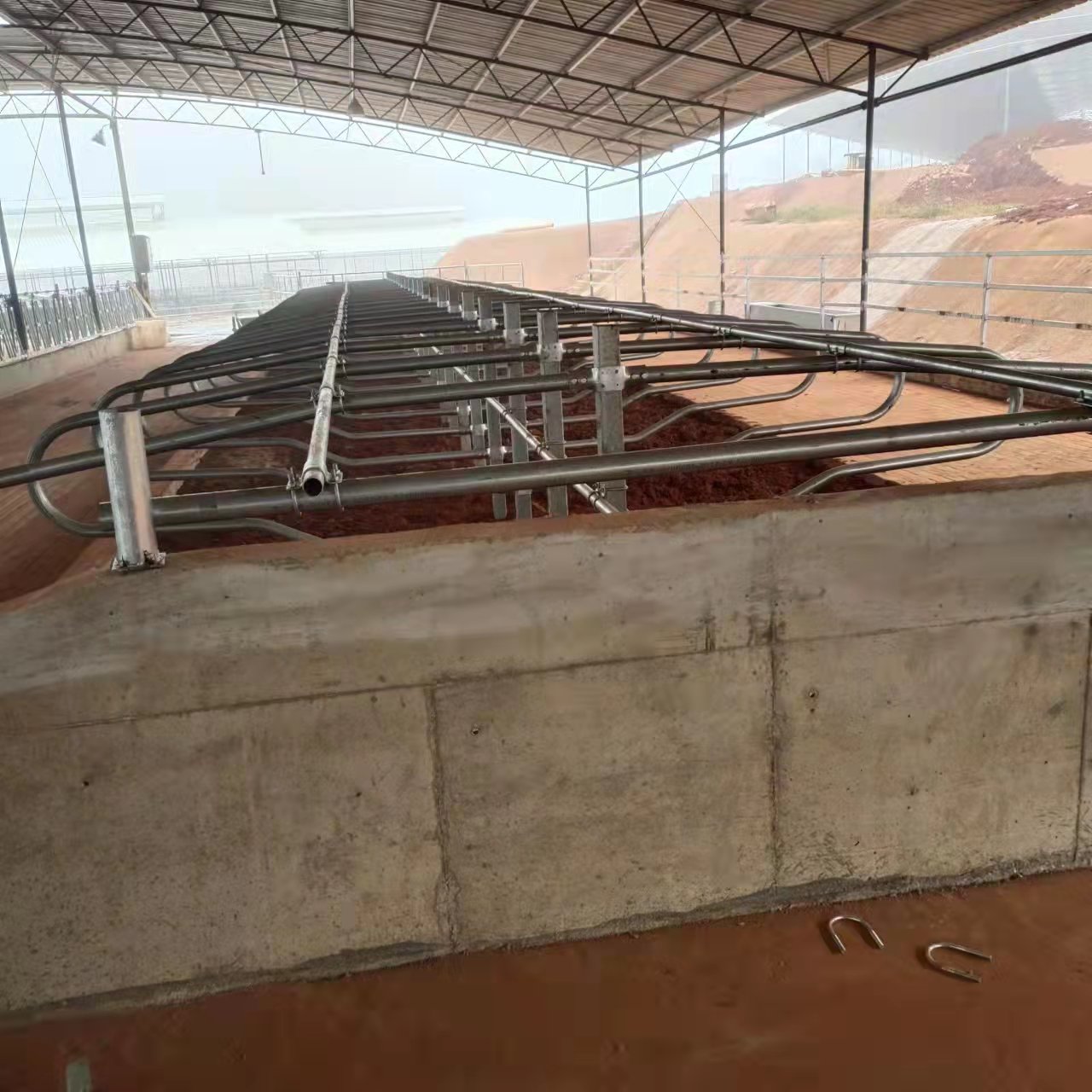 牛卧床的组成及安装