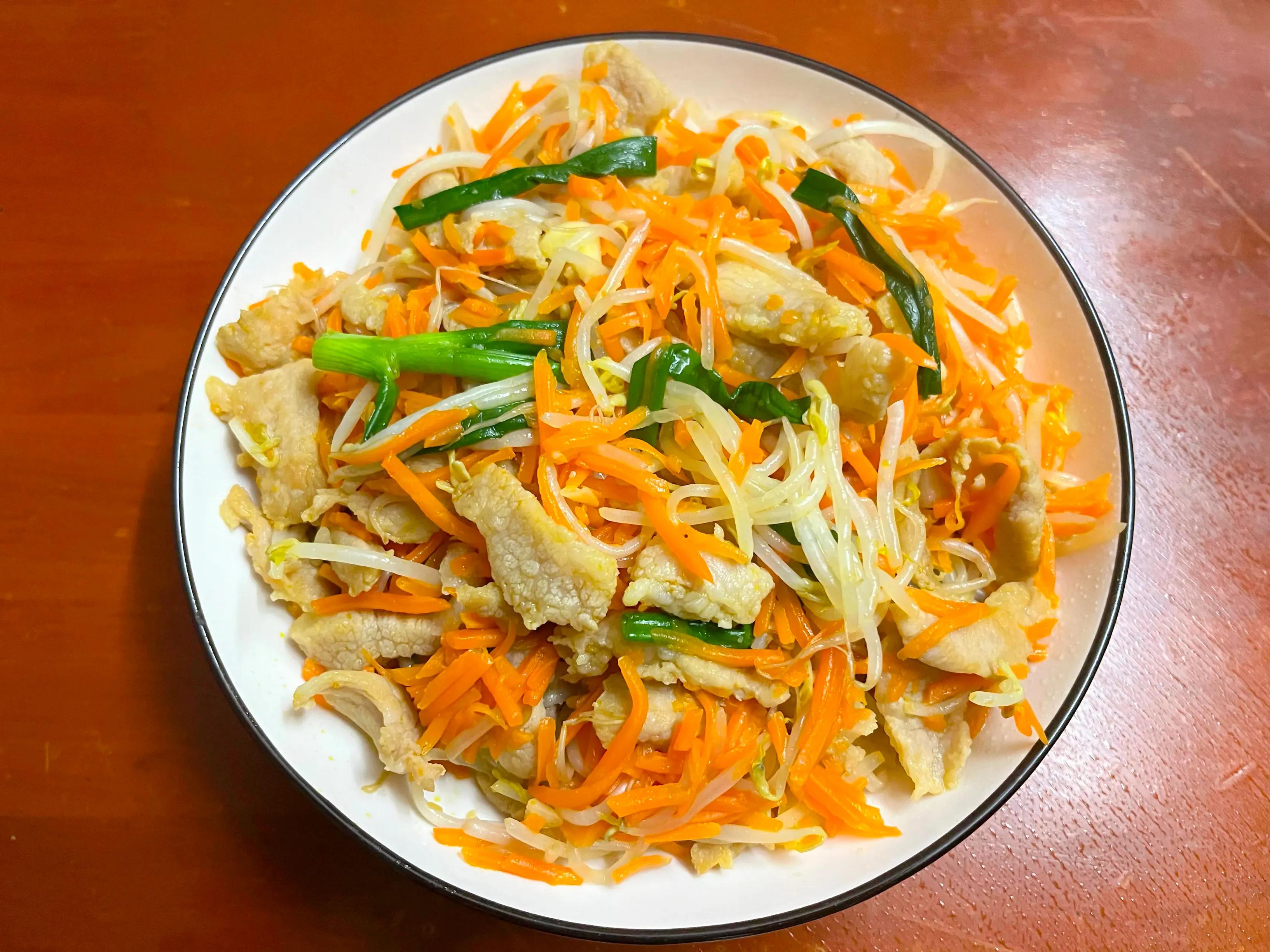 胡萝卜豆芽炒肉丝,肉丝嫩滑入味,胡萝卜,豆芽清甜爽口,美味