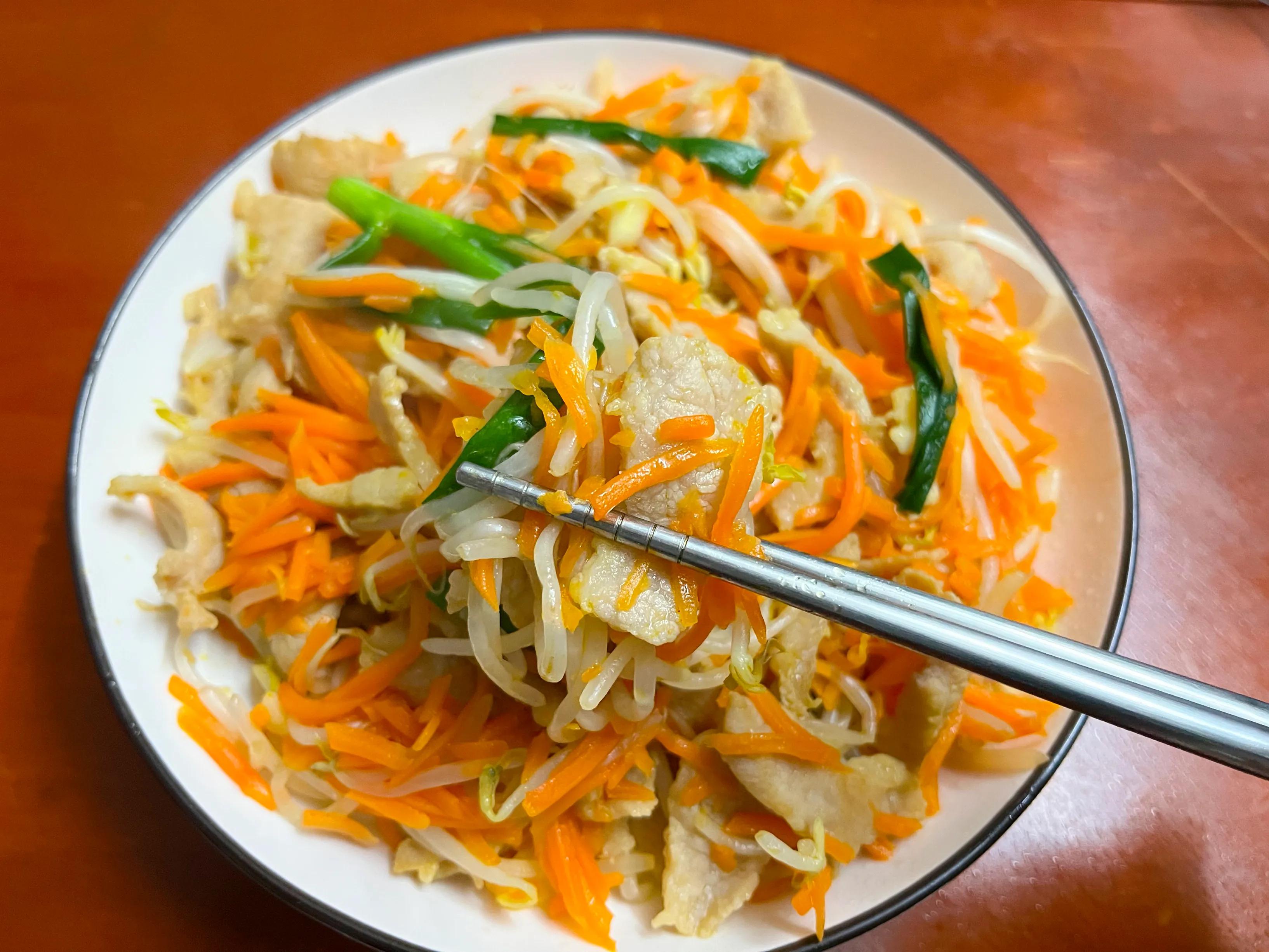 胡萝卜豆芽炒肉丝,肉丝嫩滑入味,胡萝卜,豆芽清甜爽口,美味