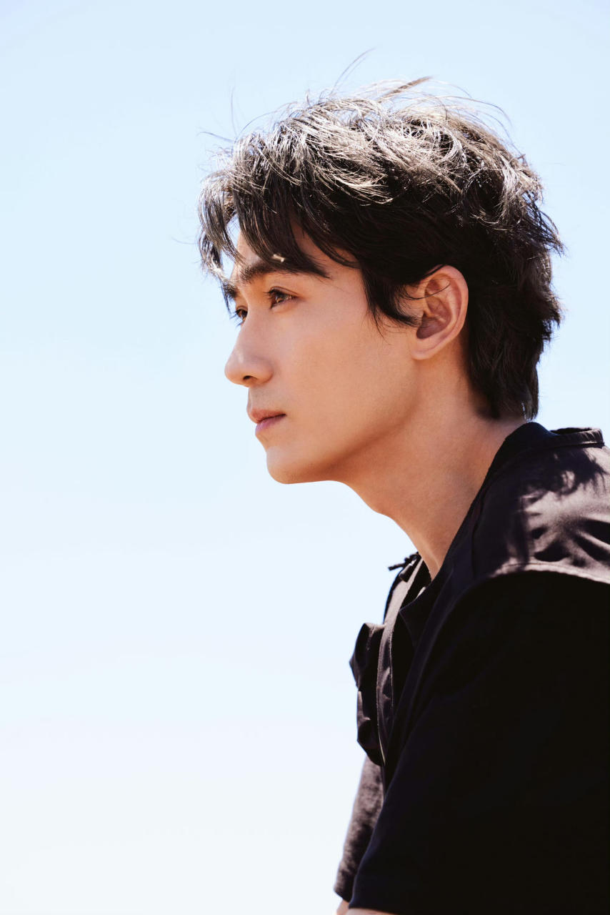 共赏朱一龙绝美侧颜!