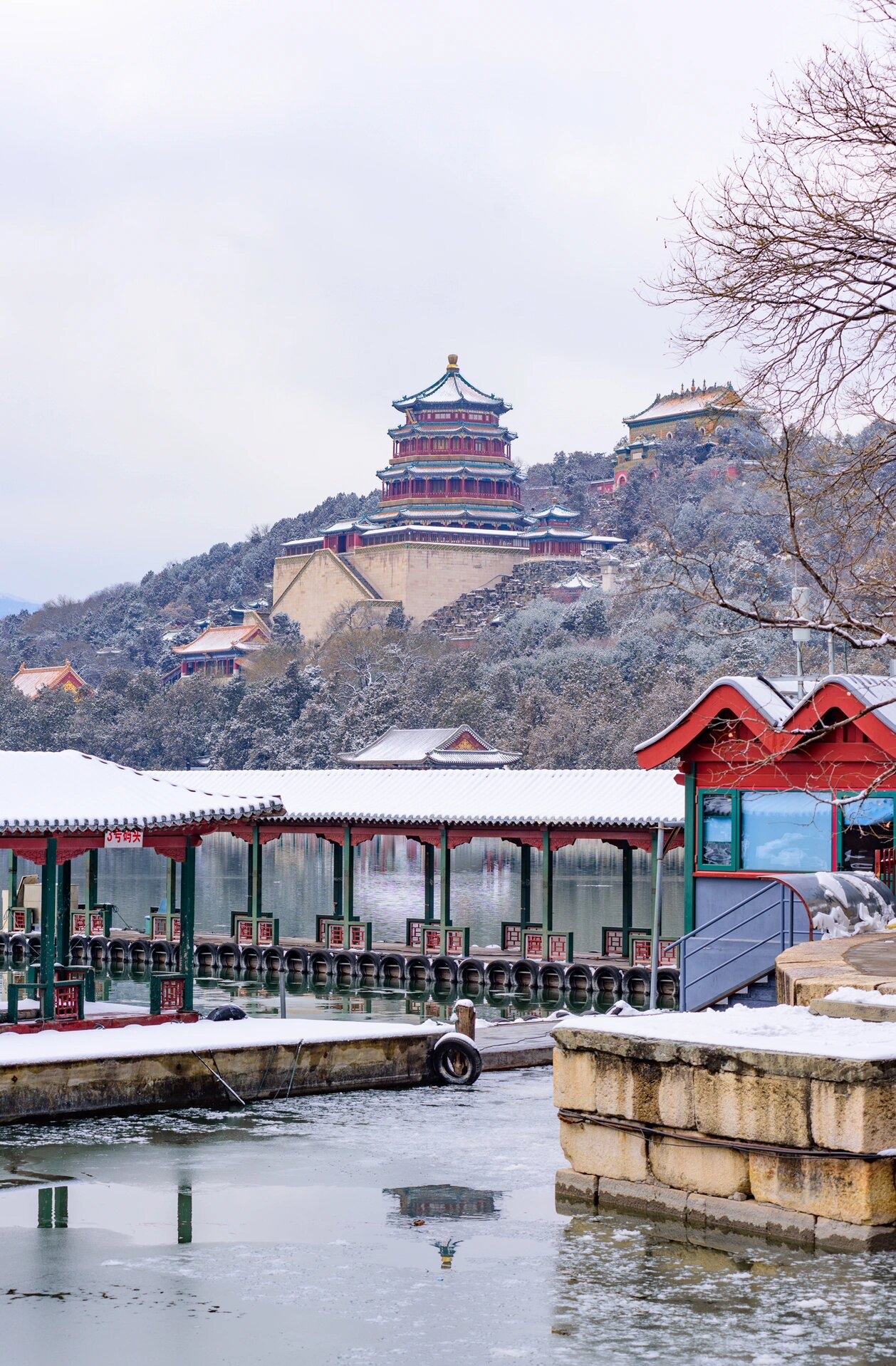 颐和园初雪 简直就是美轮美奂,犹如一副山水墨画, 银装素裹,童话世界