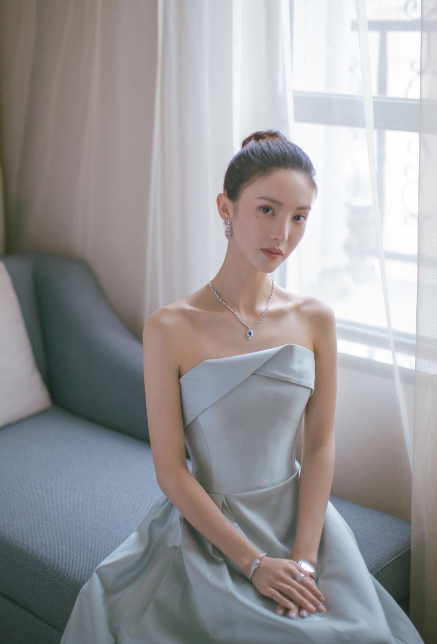 金晨在直播中表示她不会结婚,这可能是她目前的感情状态和婚姻观念