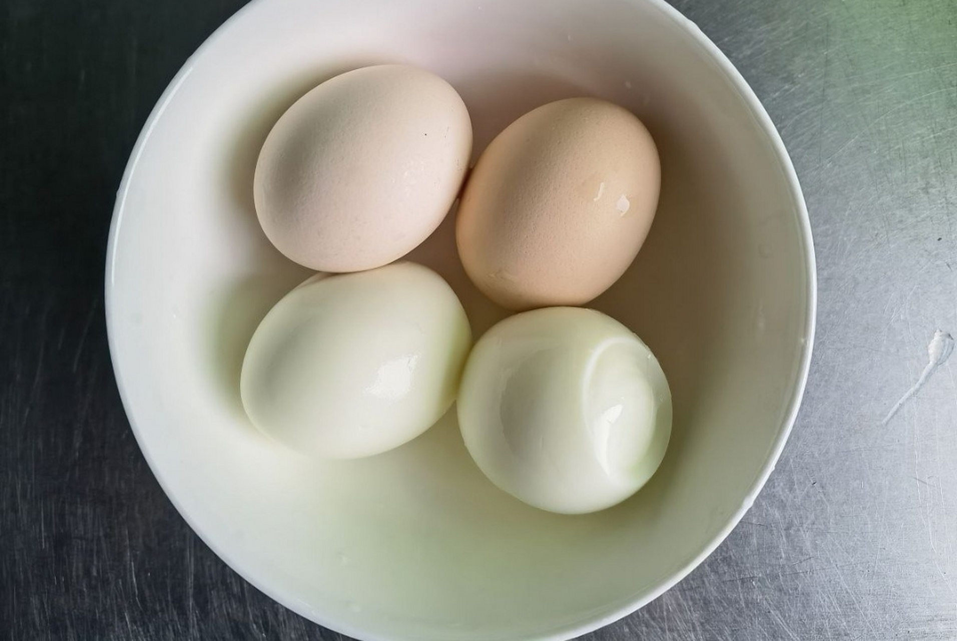 十年前的一天,我刚嫁进老公家的时候,婆婆早上煮鸡蛋,一共五口人,她煮