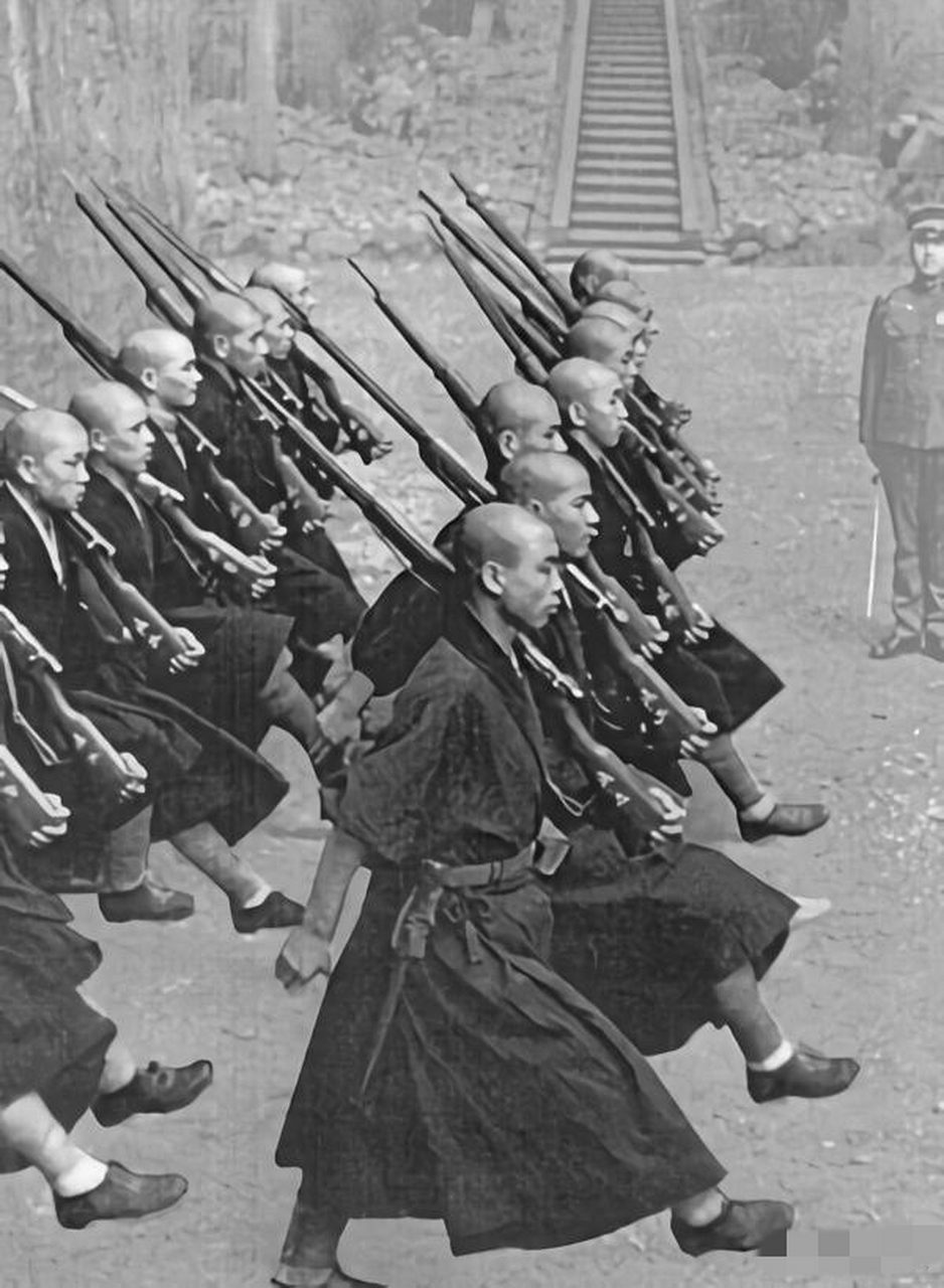 1938年,日本九州,一群全副武装的僧人正在教军场上练习队列
