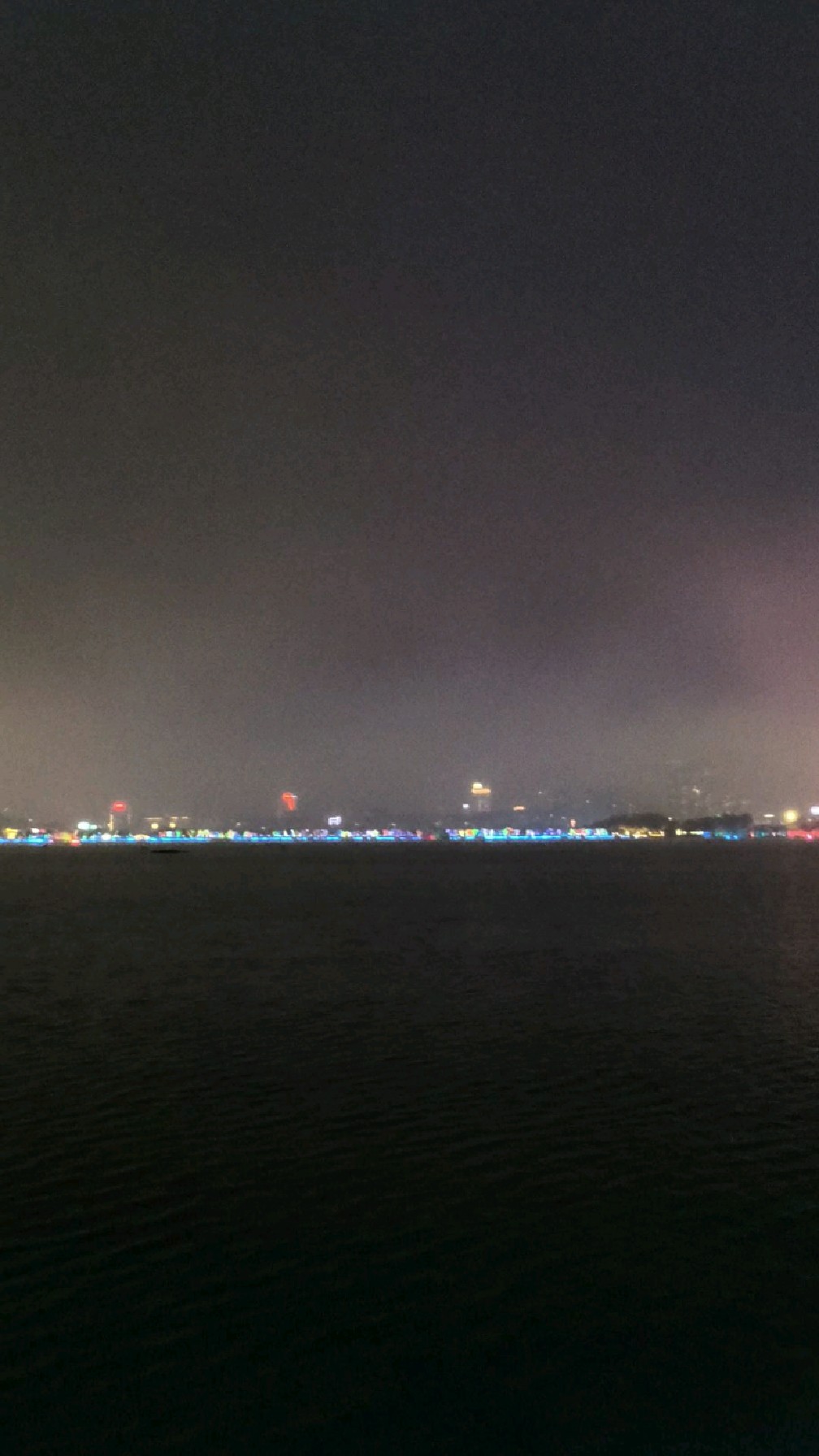 广东肇庆星湖夜景,雨下雾起,意境太美