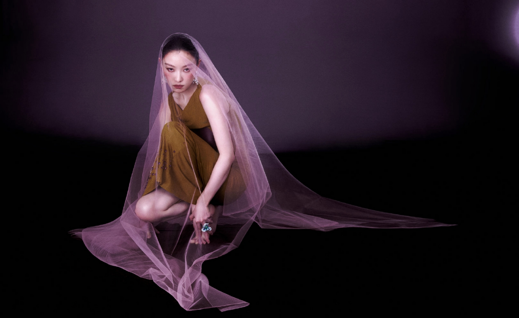 倪妮拍摄杂志封面,朦胧的美