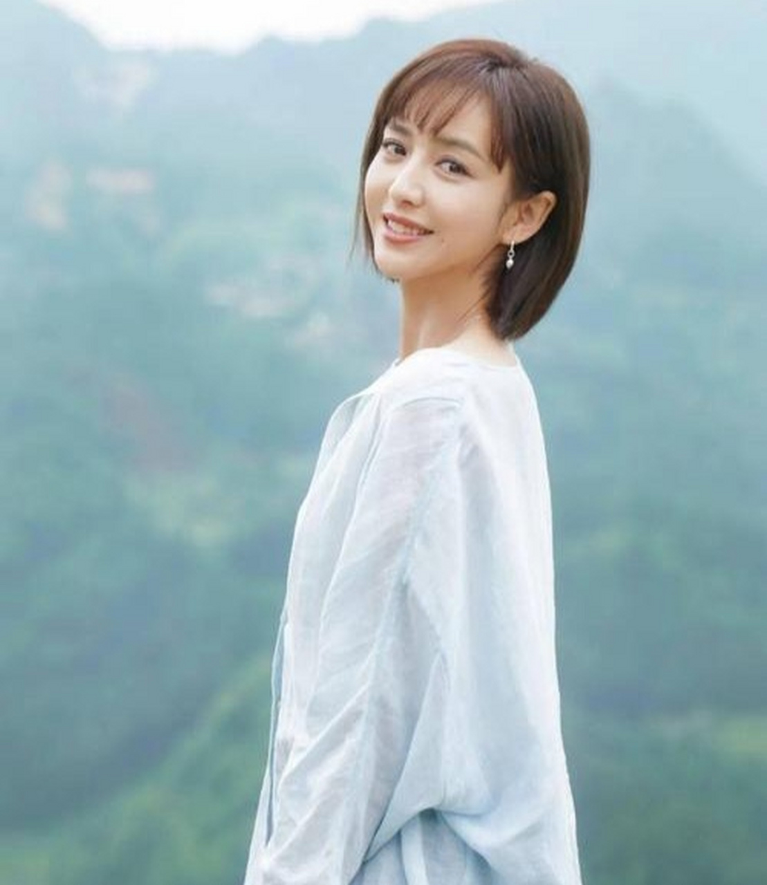 佟丽娅短发炸毛太抢眼了,好洒脱的感觉呀!