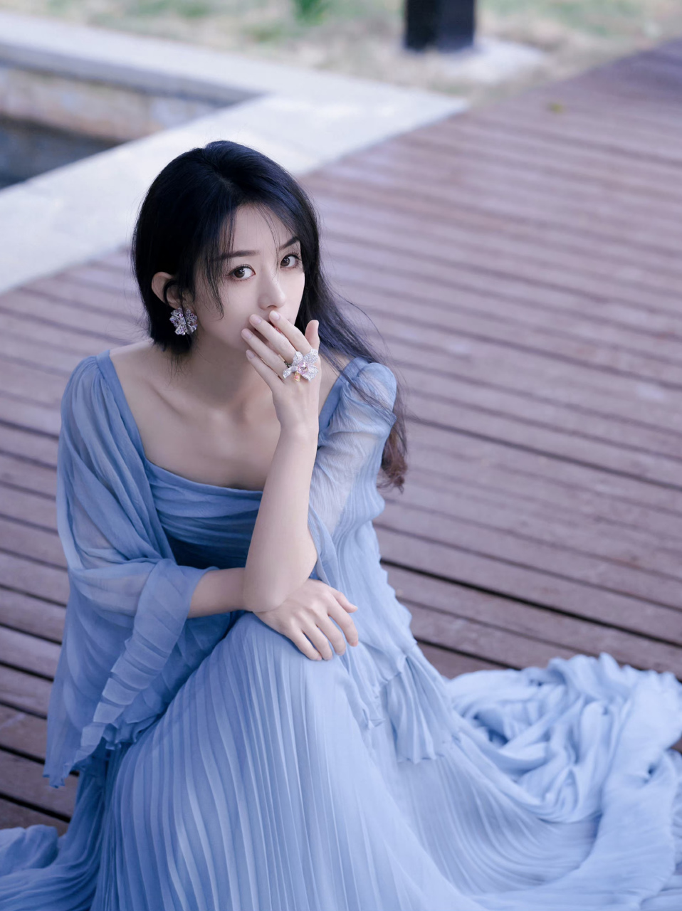 赵丽颖这套衣服很温柔,像蓝宝石.