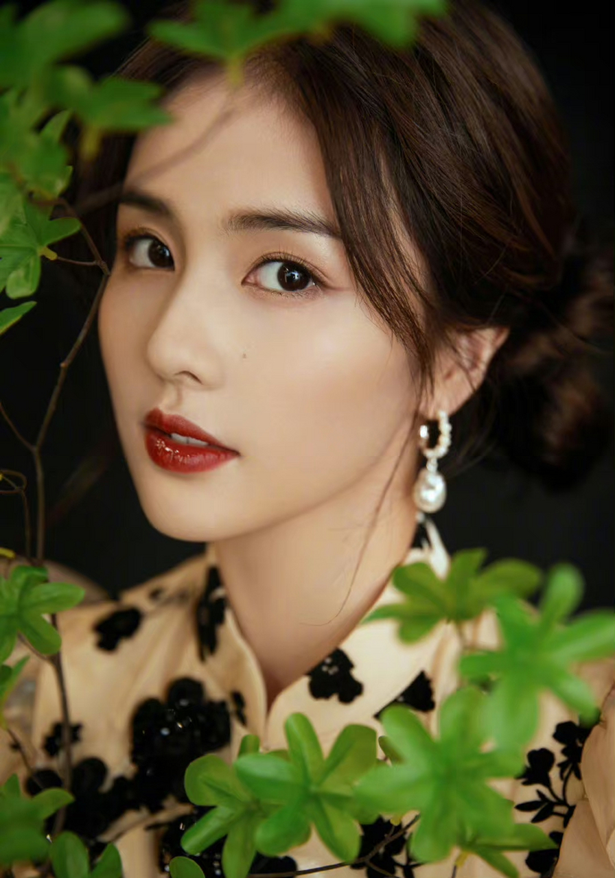 白鹿身穿白色印花素雅旗袍的穿搭,搭配双丸子头造型,俏皮可爱 67