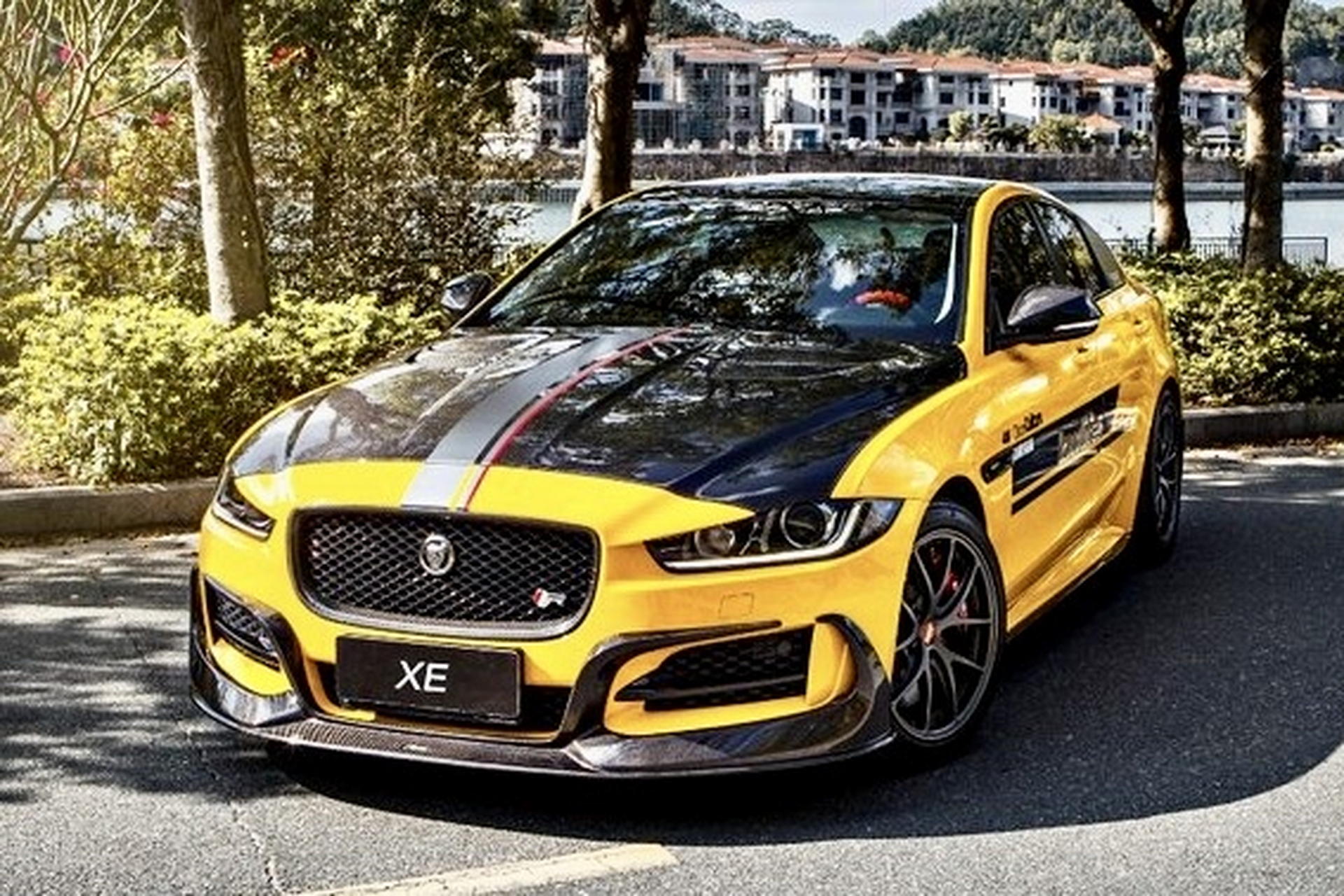 马路边看到一辆改装版捷豹xe车型