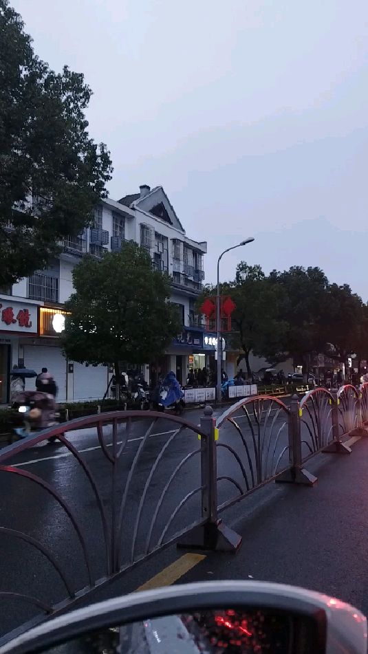 昆山亭林中学门口,开始上学啦!