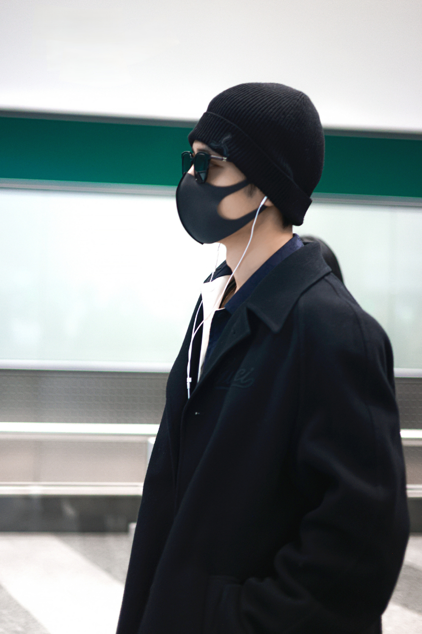 肖战的机场照就是一场秀场啊!黑针织帽黑墨镜黑口罩,你是要帅死谁!