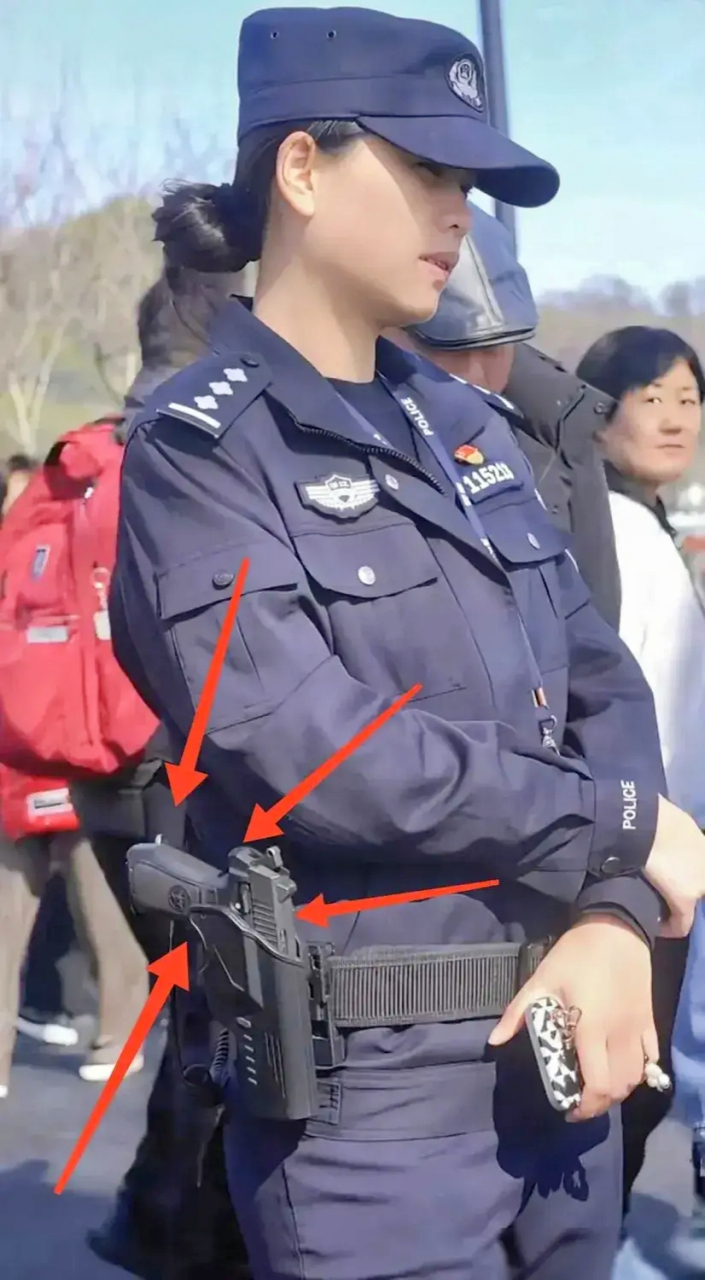 有网友拍到杭州西湖执勤女民警携带的枪械存在安全隐患