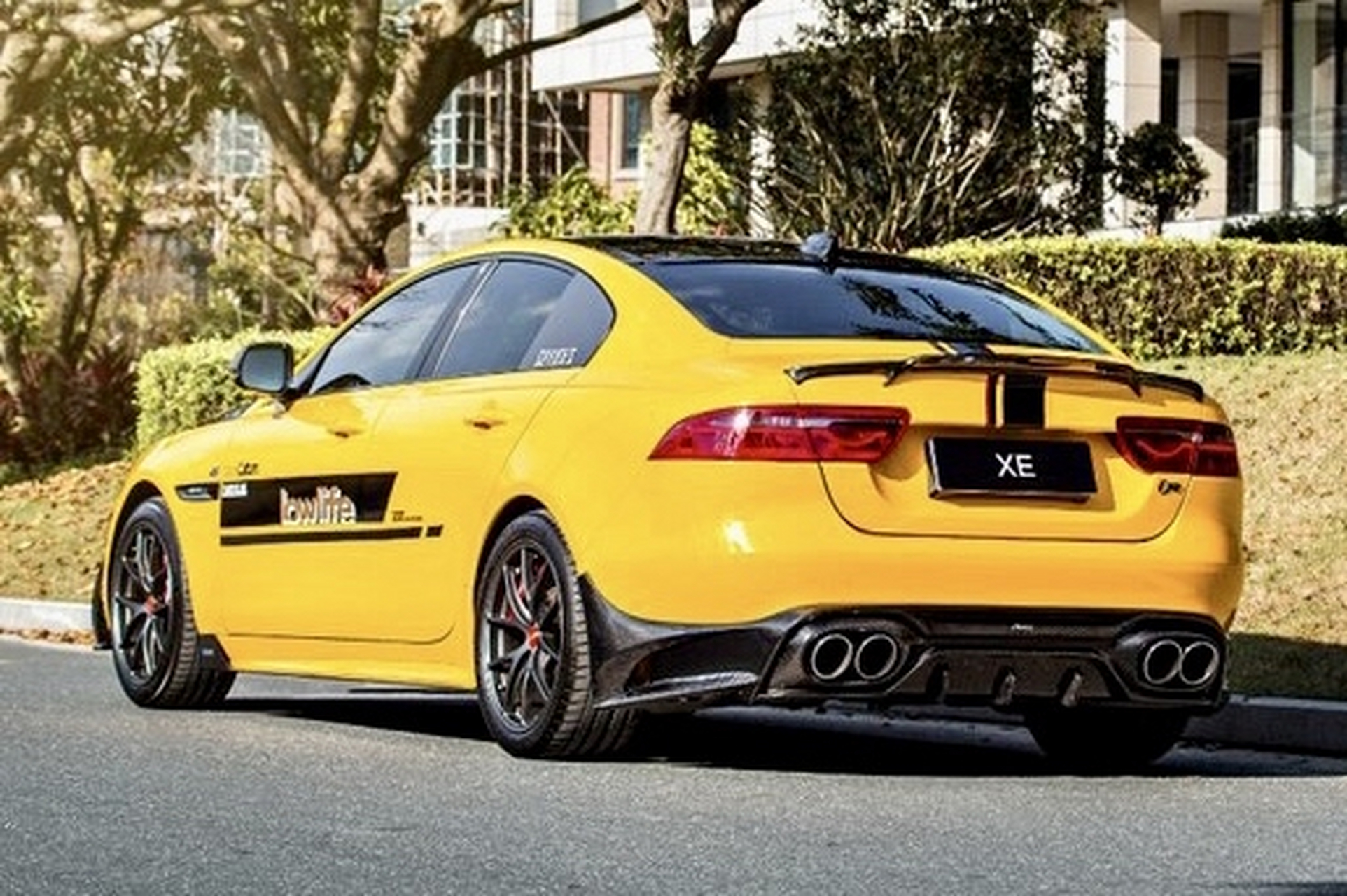 马路边看到一辆改装版捷豹xe车型