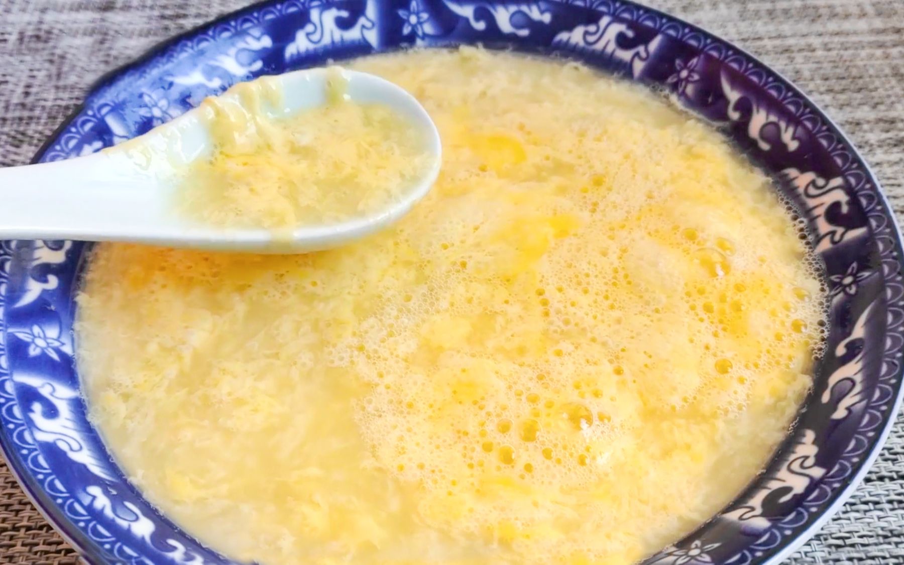 "开水冲鸡蛋"滴香油,坚持喝,身体会咋样?消化科医生给出答案