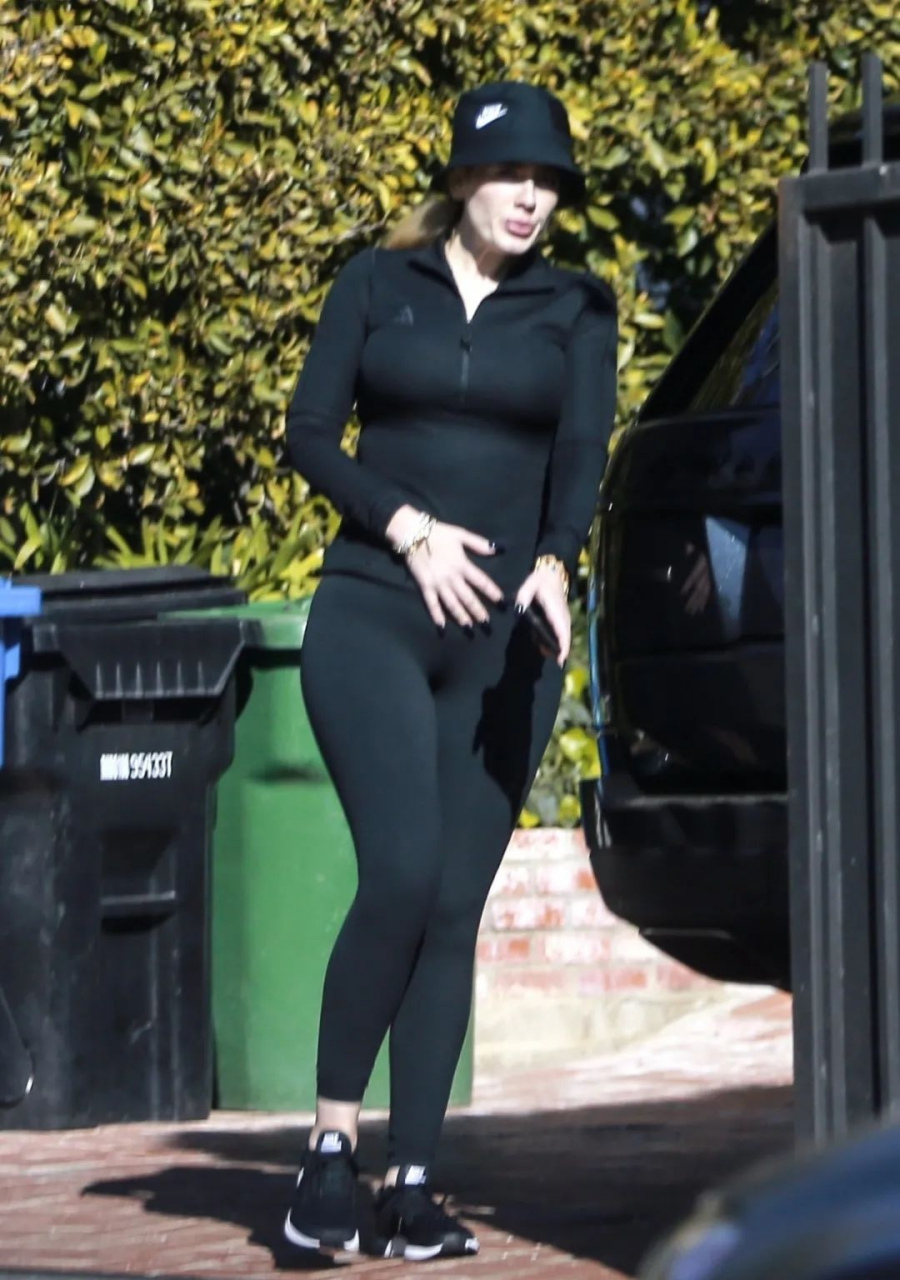 而英国著名歌手阿黛尔也曾是胖子,有着迷人的富态美,最后暴瘦80斤